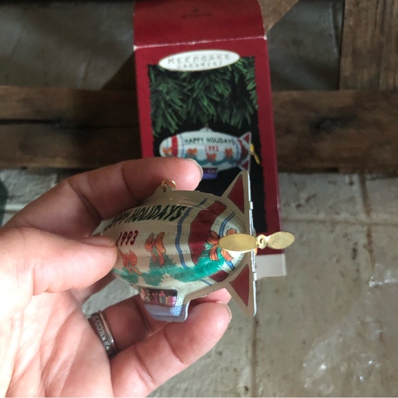 Hallmark Ornament Blimp 1993 from Holiday Fliers Collection - Picture 3 of 5